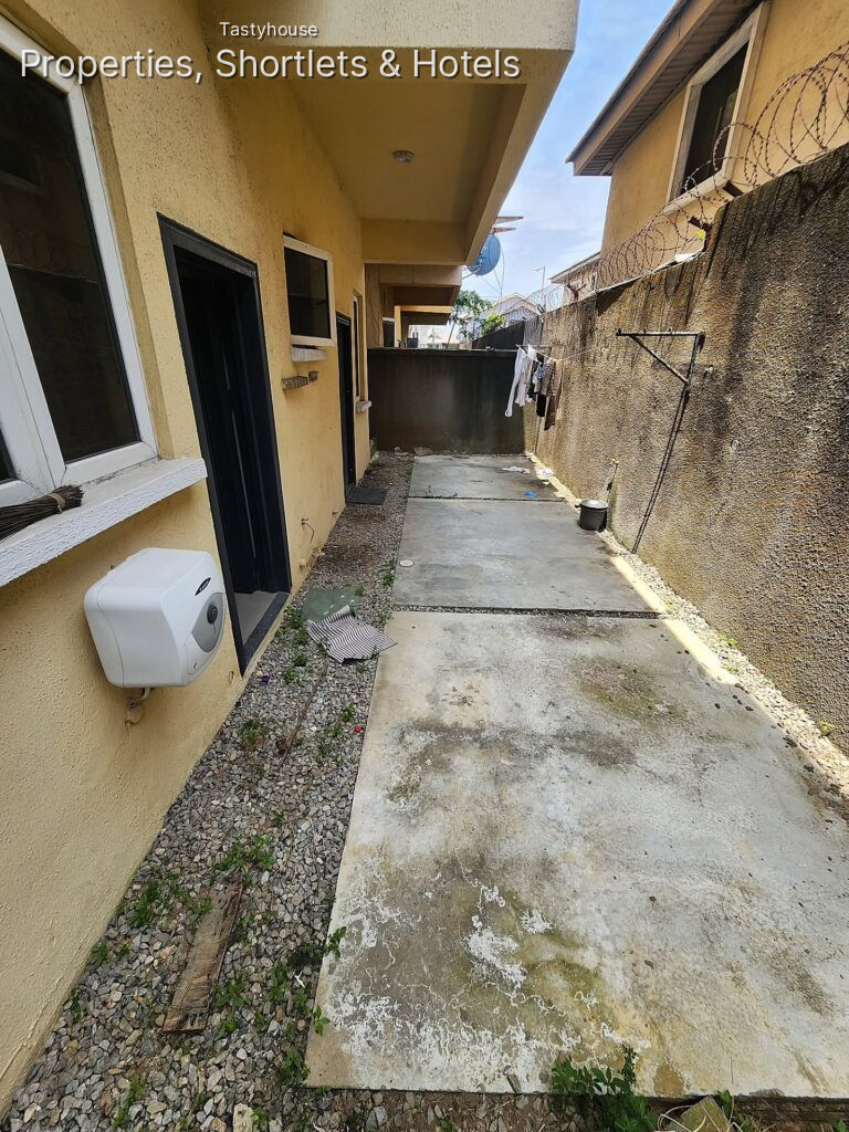 3 – bedroom ensuite service maisonette with bq