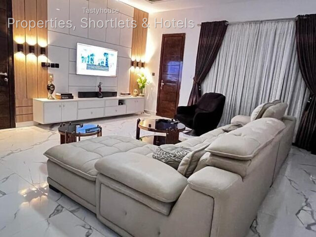 SERVICED & FULLY FURNISHED3-BEDROOM APARTMENT WITH BỌ