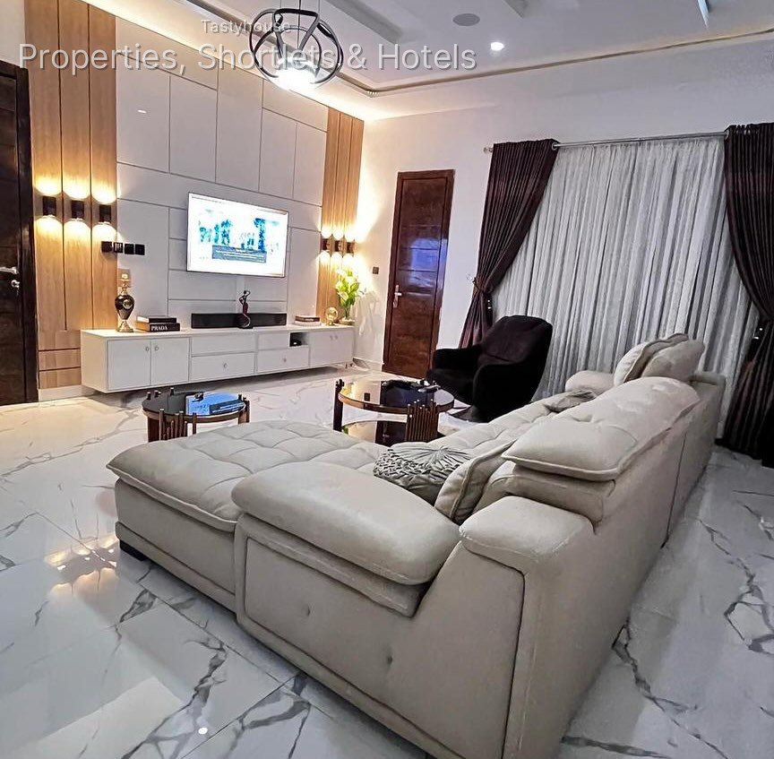SERVICED & FULLY FURNISHED3-BEDROOM APARTMENT WITH BỌ