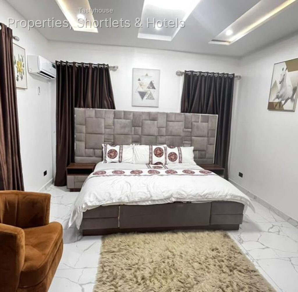 SERVICED & FULLY FURNISHED3-BEDROOM APARTMENT WITH BỌ