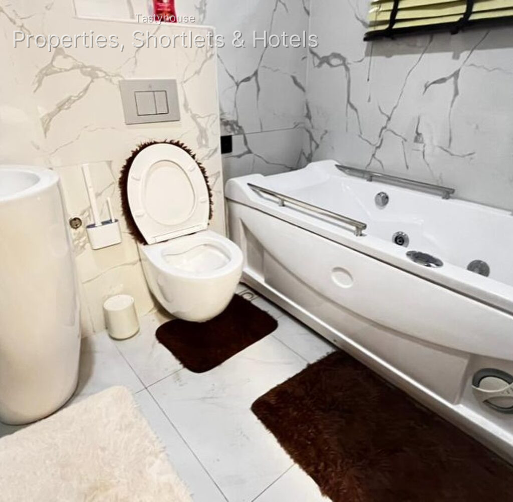 SERVICED & FULLY FURNISHED3-BEDROOM APARTMENT WITH BỌ