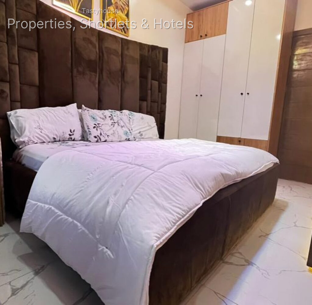 SERVICED & FULLY FURNISHED3-BEDROOM APARTMENT WITH BỌ