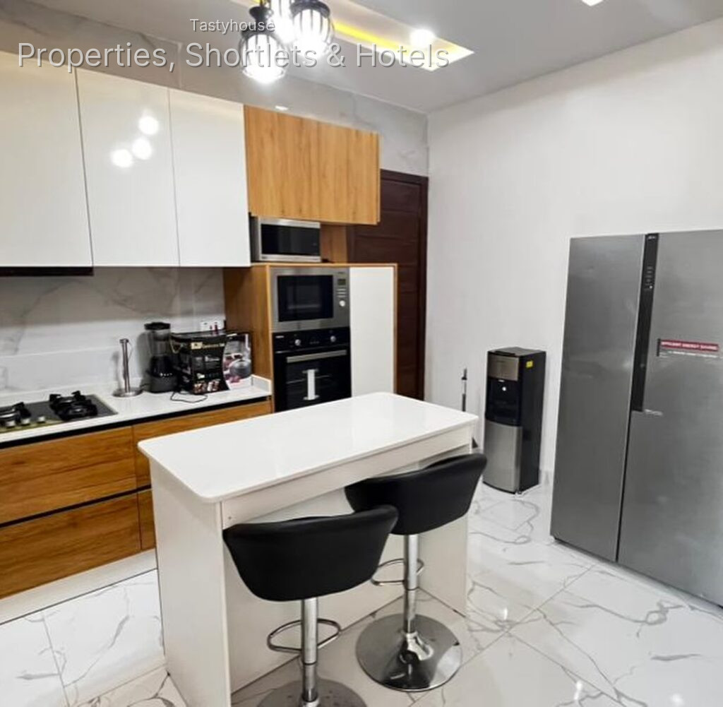 SERVICED & FULLY FURNISHED3-BEDROOM APARTMENT WITH BỌ