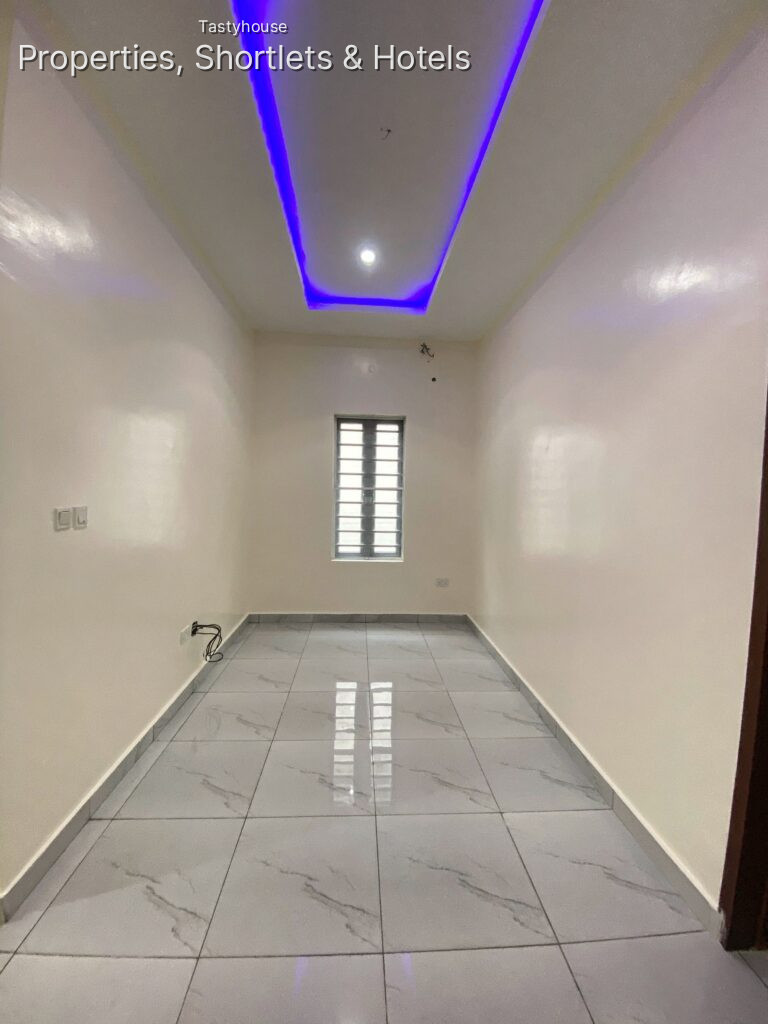 4 BED SEMI DETACHED WITH BỌ