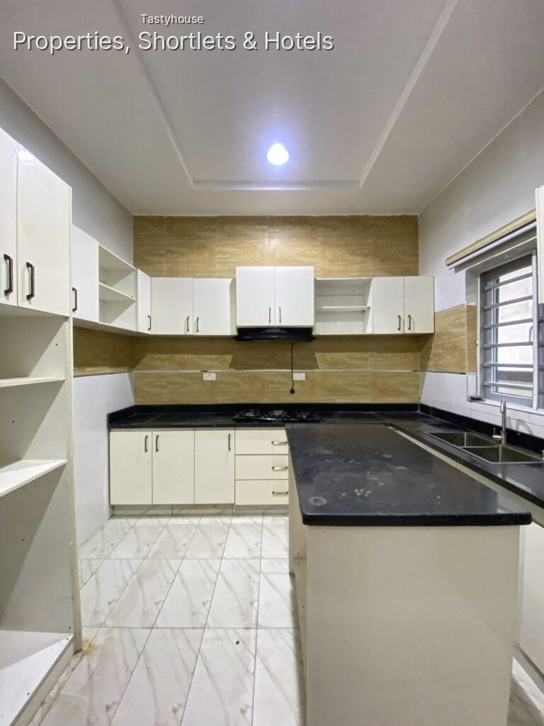 4 BED SEMI DETACHED WITH BỌ