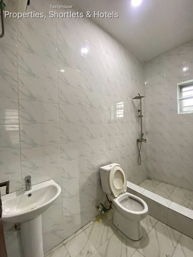 4 BED SEMI DETACHED WITH BỌ