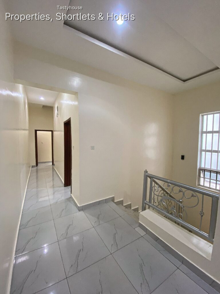 4 BED SEMI DETACHED WITH BỌ