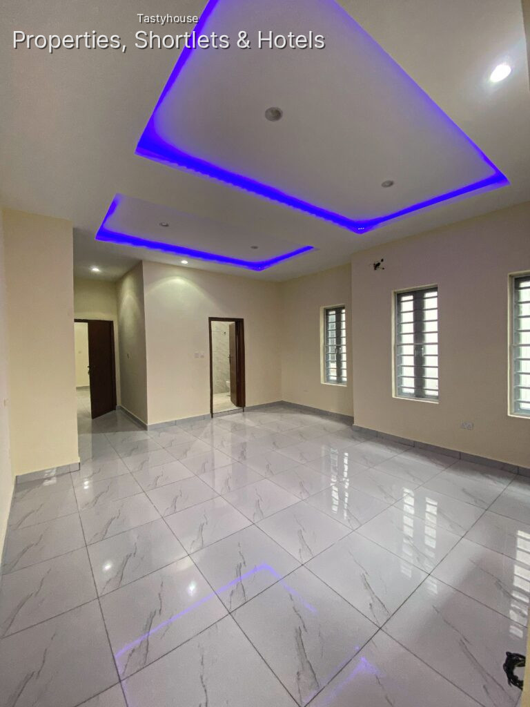 4 BED SEMI DETACHED WITH BỌ