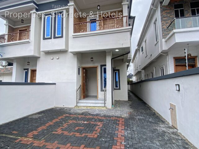 4 BED SEMI DETACHED WITH BỌ