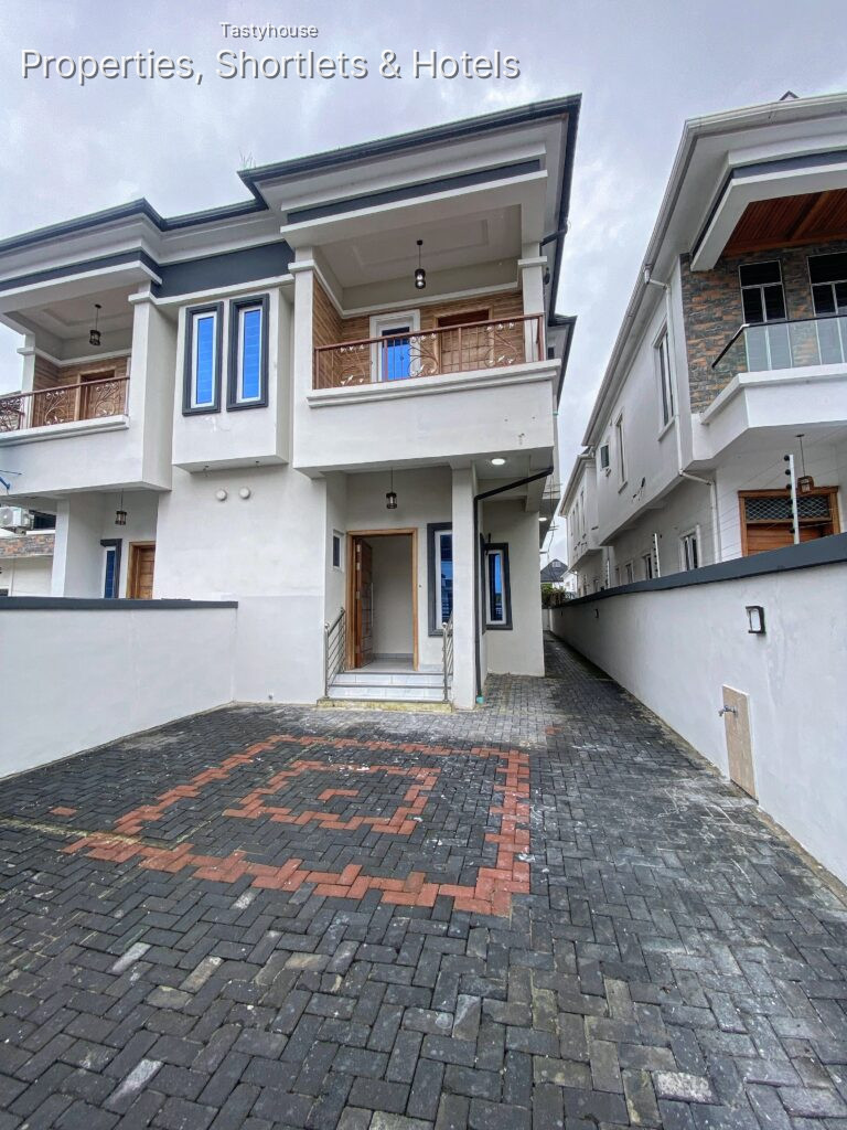 4 BED SEMI DETACHED WITH BỌ
