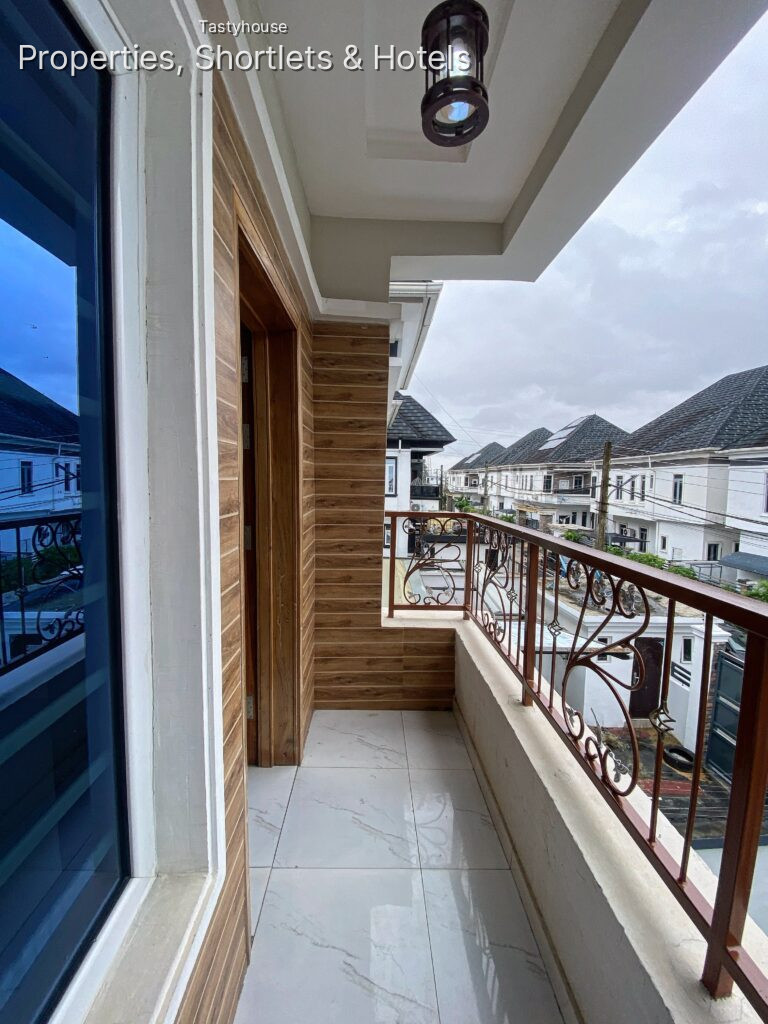 4 BED SEMI DETACHED WITH BỌ