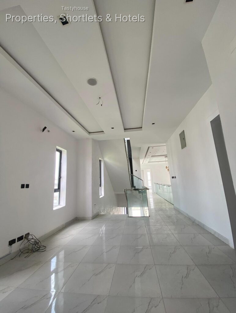 5 BEDROOM FULLY DETACHED HOUSE