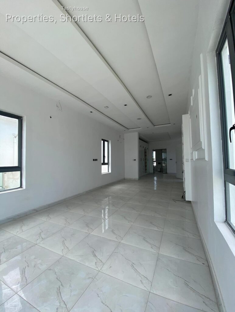 5 BEDROOM FULLY DETACHED HOUSE