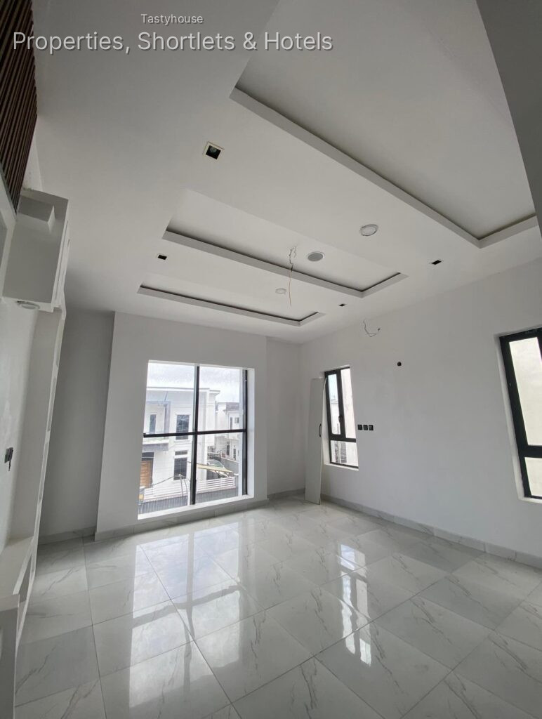 5 BEDROOM FULLY DETACHED HOUSE