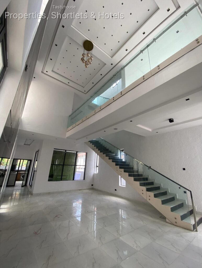5 BEDROOM FULLY DETACHED HOUSE