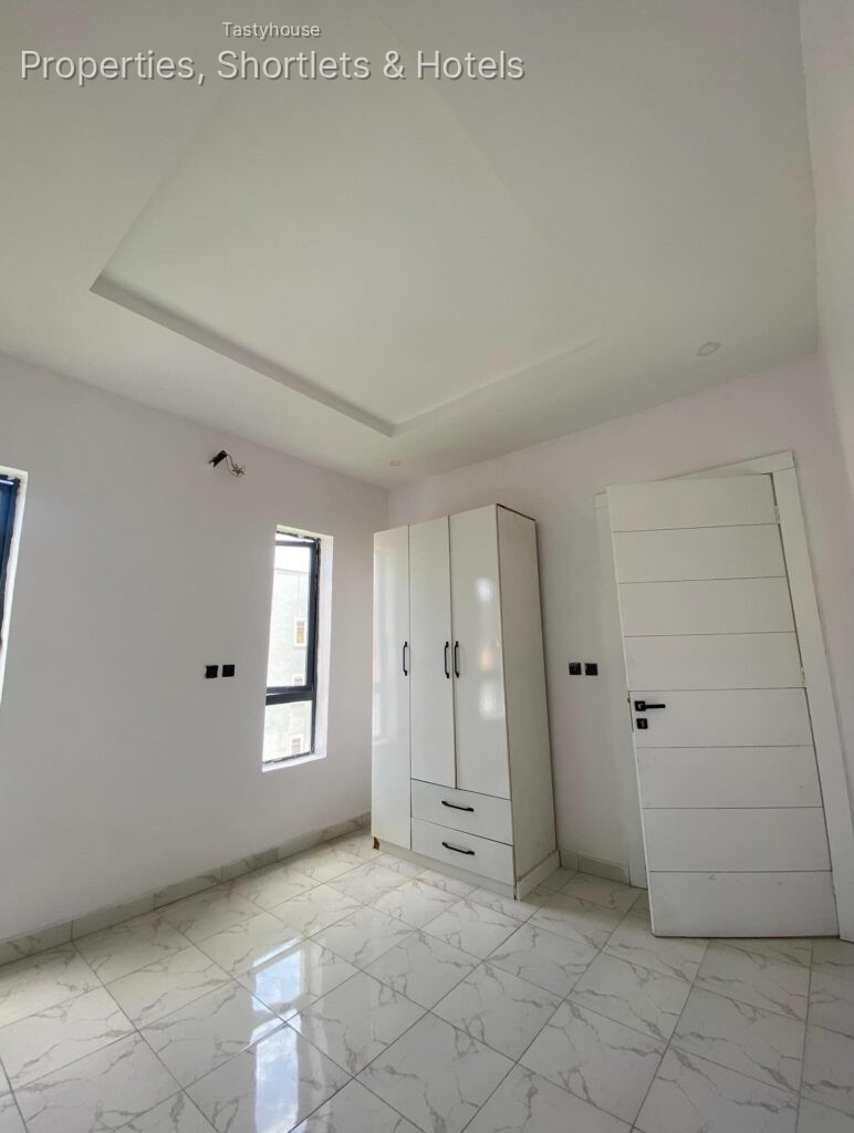 5 BEDROOM FULLY DETACHED HOUSE