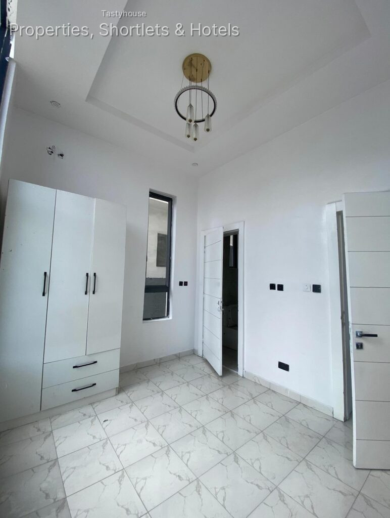 5 BEDROOM FULLY DETACHED HOUSE