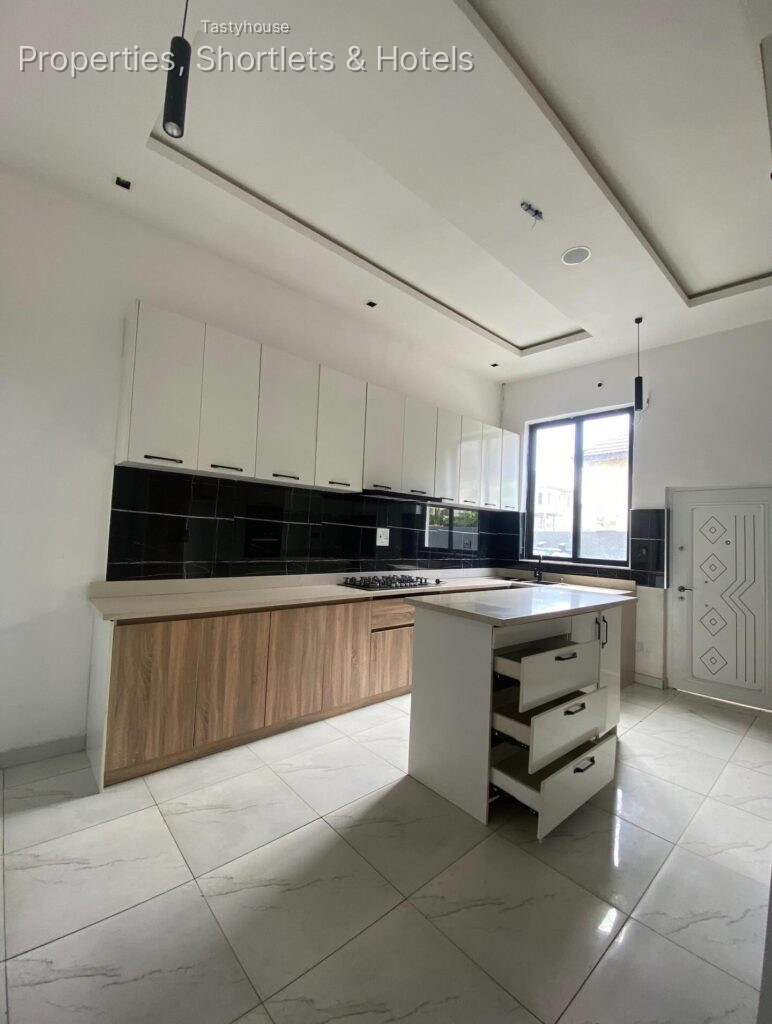 5 BEDROOM FULLY DETACHED HOUSE
