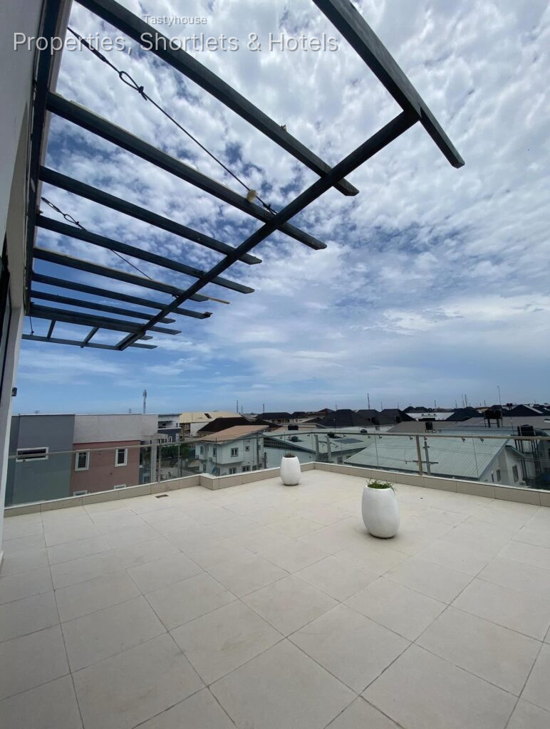 5 BEDROOM FULLY DETACHED HOUSE