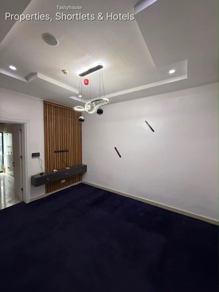 4 BEDROOM TERRACE DUPLEX WITHBỌ