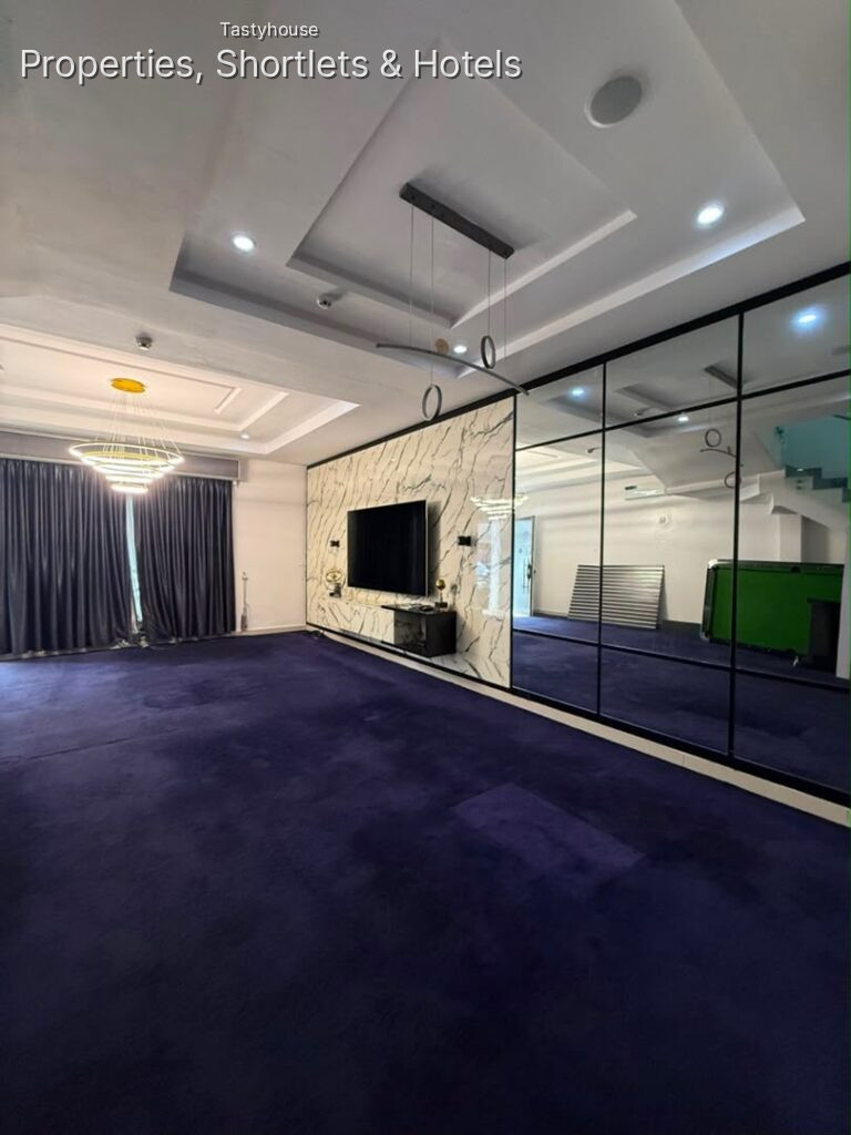 4 BEDROOM TERRACE DUPLEX WITHBỌ