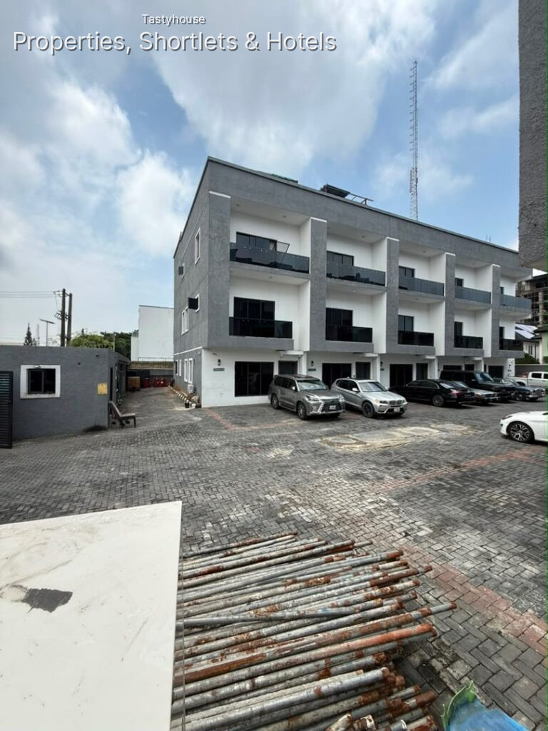 4 BEDROOM TERRACE DUPLEX WITHBỌ