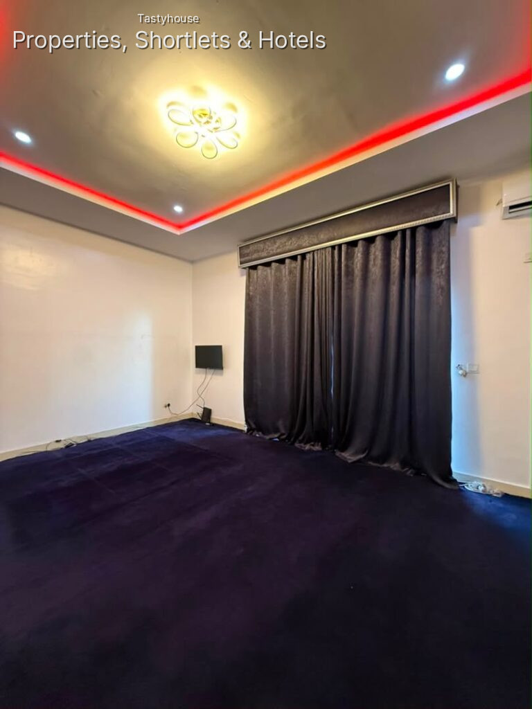 4 BEDROOM TERRACE DUPLEX WITHBỌ
