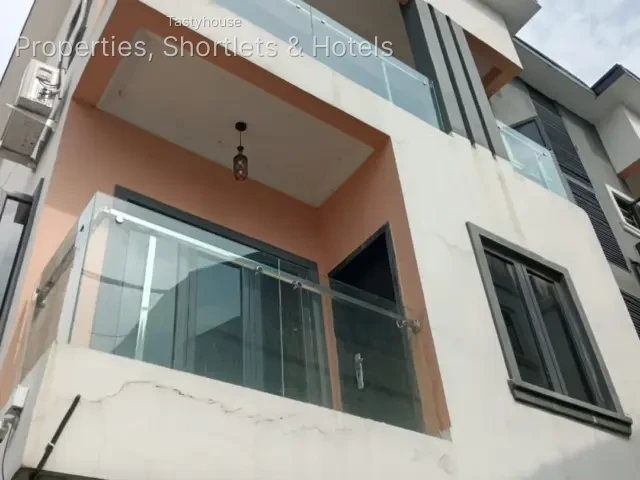 4 BedrOom Semi-Detached Terrace
