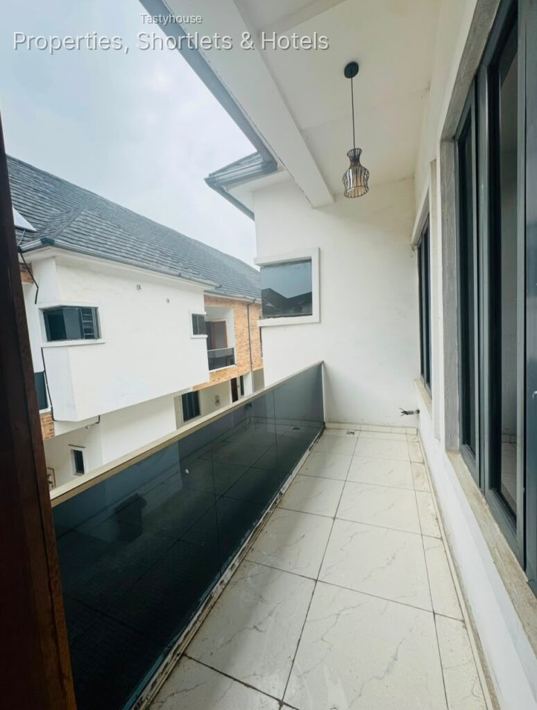 Newly built 4 bedroom Terrace duplex
