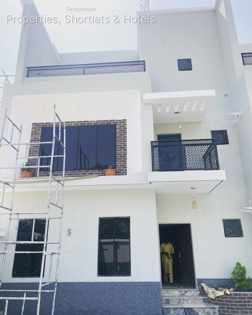 6 rooms 3 sitting rooms