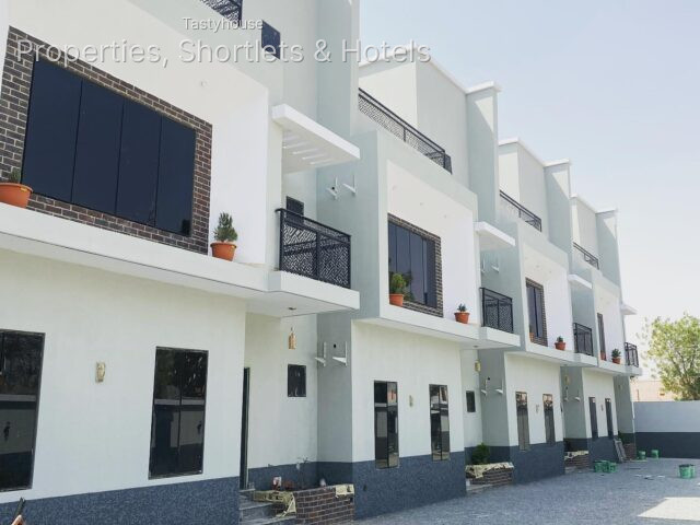 6 rooms 3 sitting rooms
