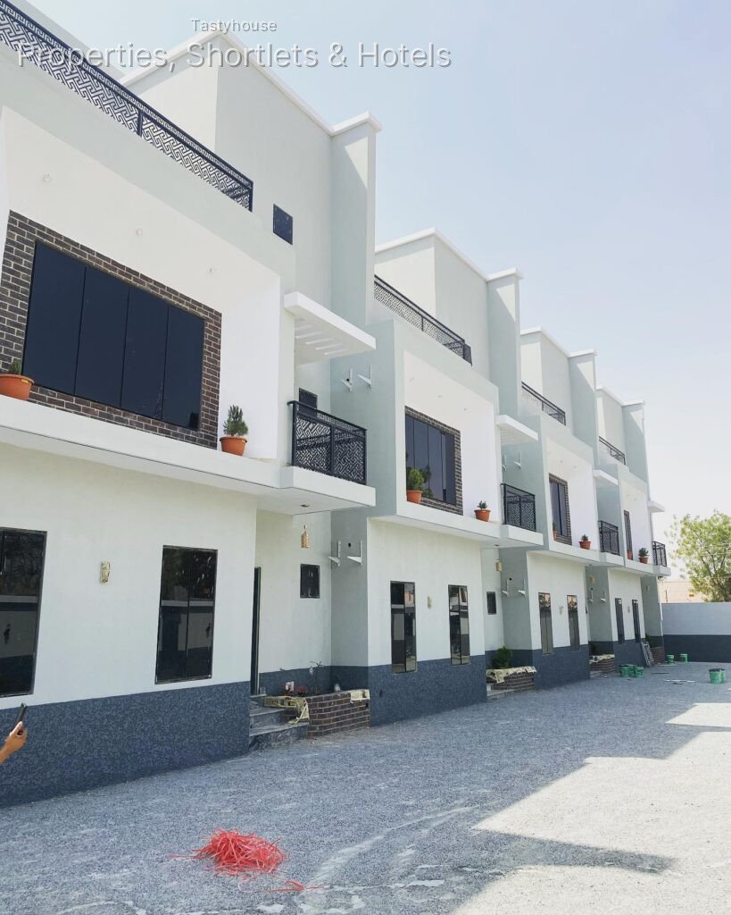 6 rooms 3 sitting rooms