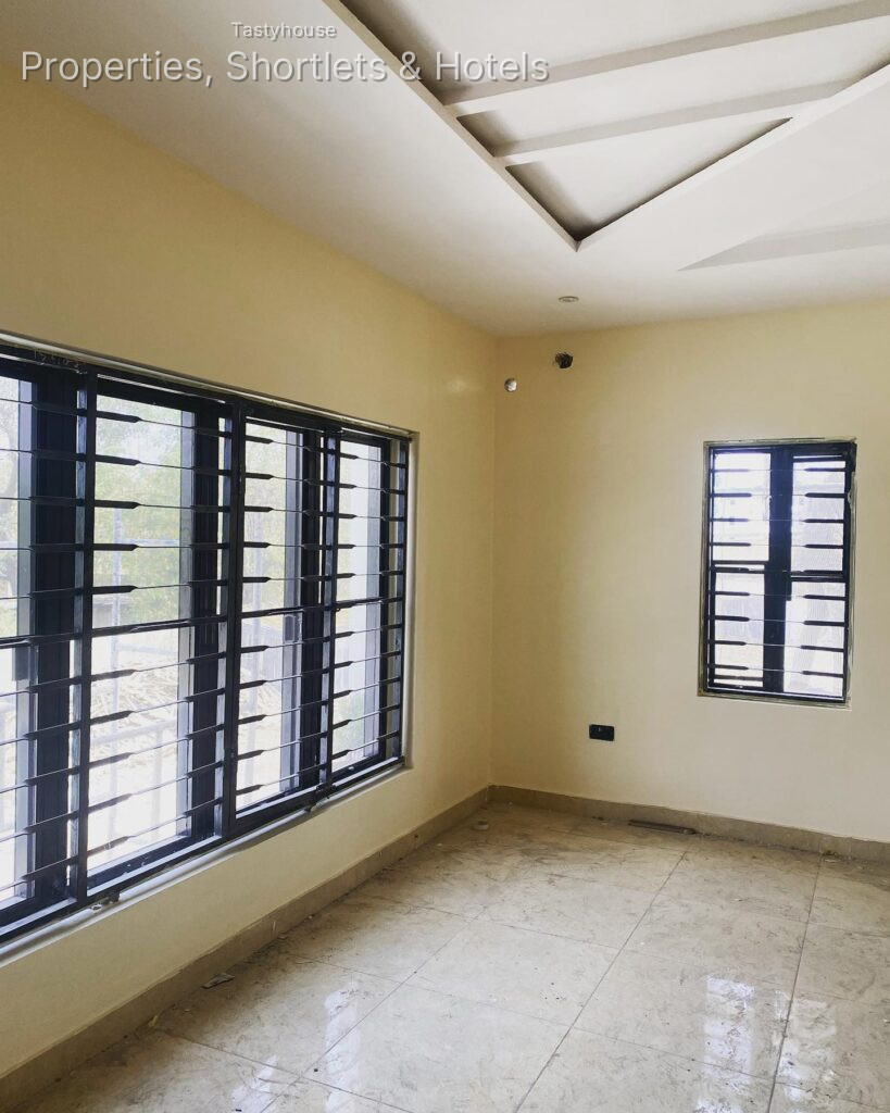 6 rooms 3 sitting rooms