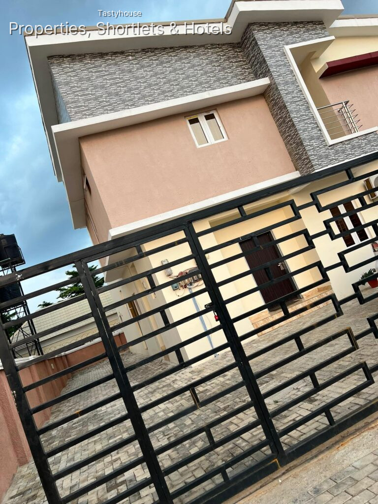 Luxuriously furnished 3bedroom Apartment