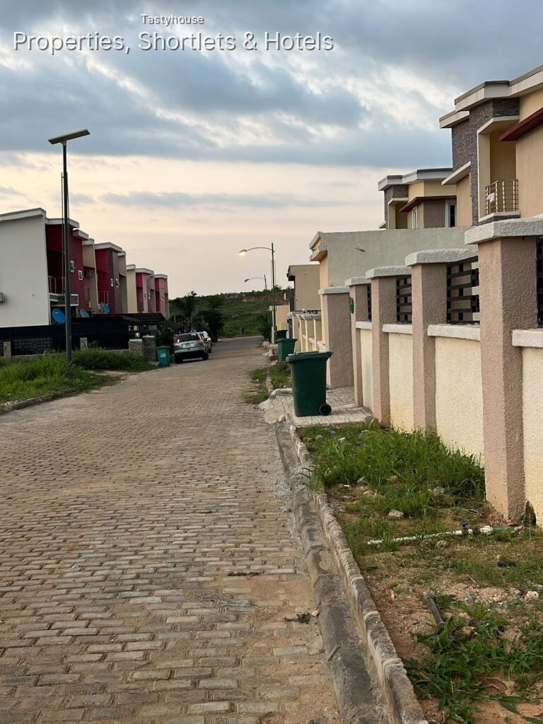 Luxuriously furnished 3bedroom Apartment