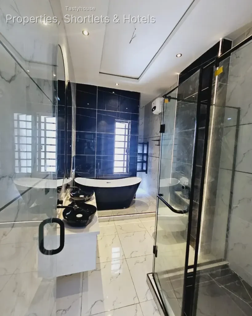 A Contemporary 5 Bedroom fully -Detached Duplex