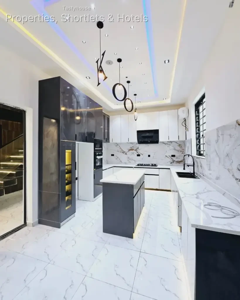 A Contemporary 5 Bedroom fully -Detached Duplex