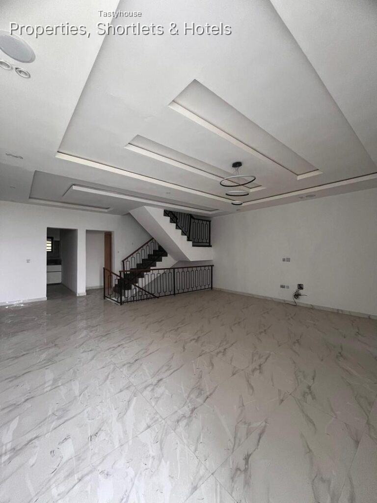 A LOVELY 4 BEDROOM TERRACE