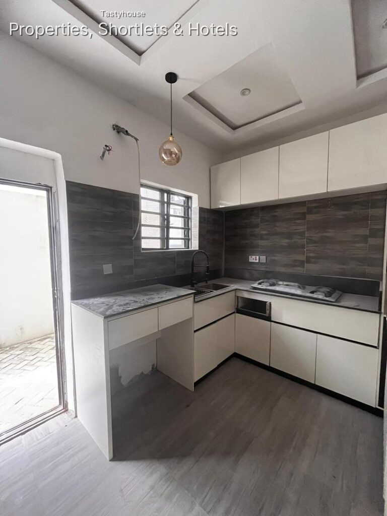 A LOVELY 4 BEDROOM TERRACE