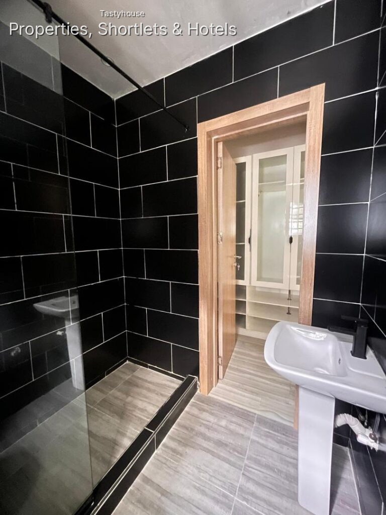 A LOVELY 4 BEDROOM TERRACE