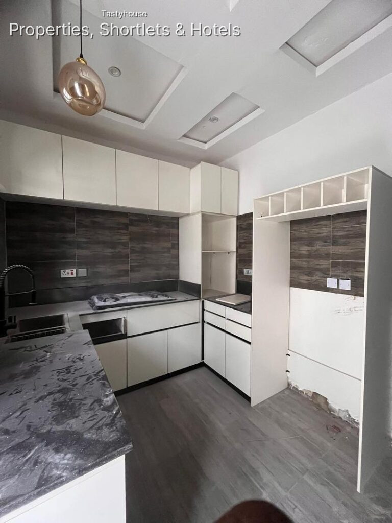 A LOVELY 4 BEDROOM TERRACE