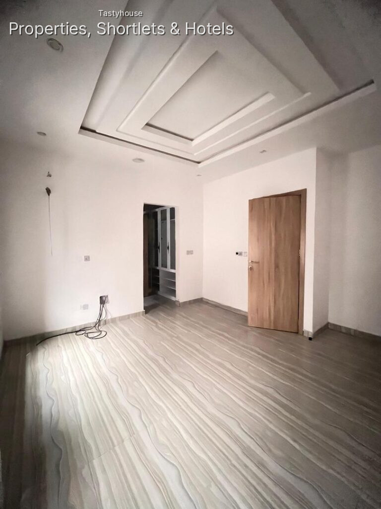A LOVELY 4 BEDROOM TERRACE