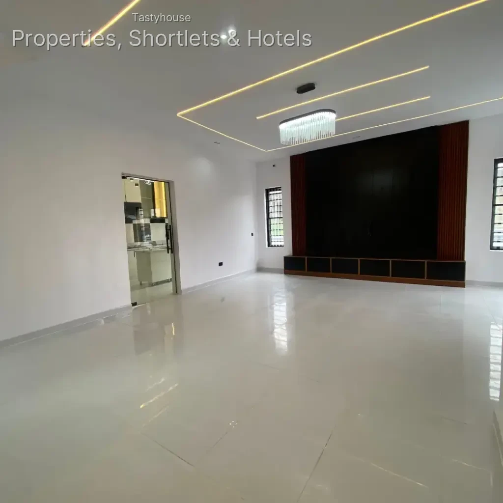 4 BEDROOM FULLY DETACHED DUPLEX