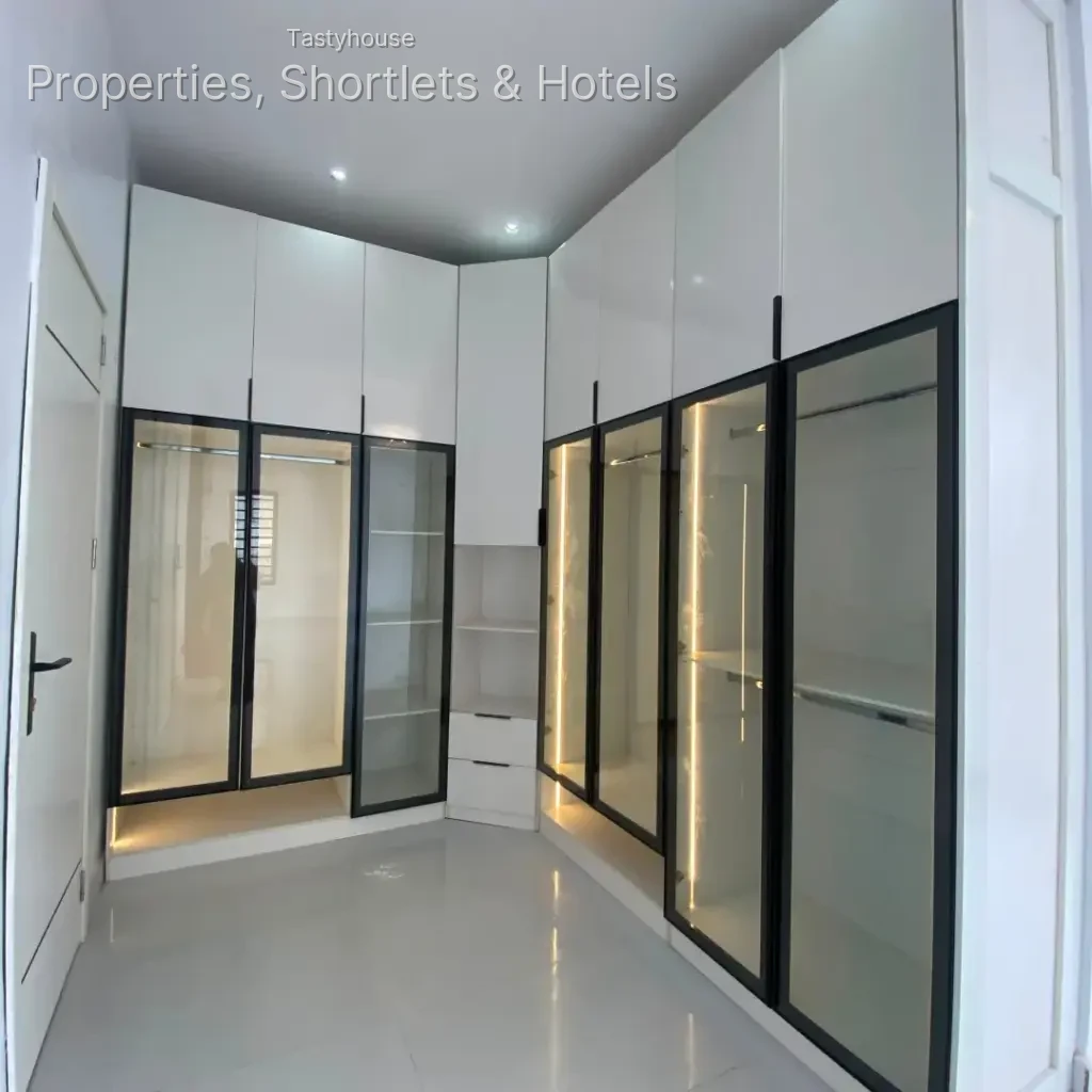 4 BEDROOM FULLY DETACHED DUPLEX