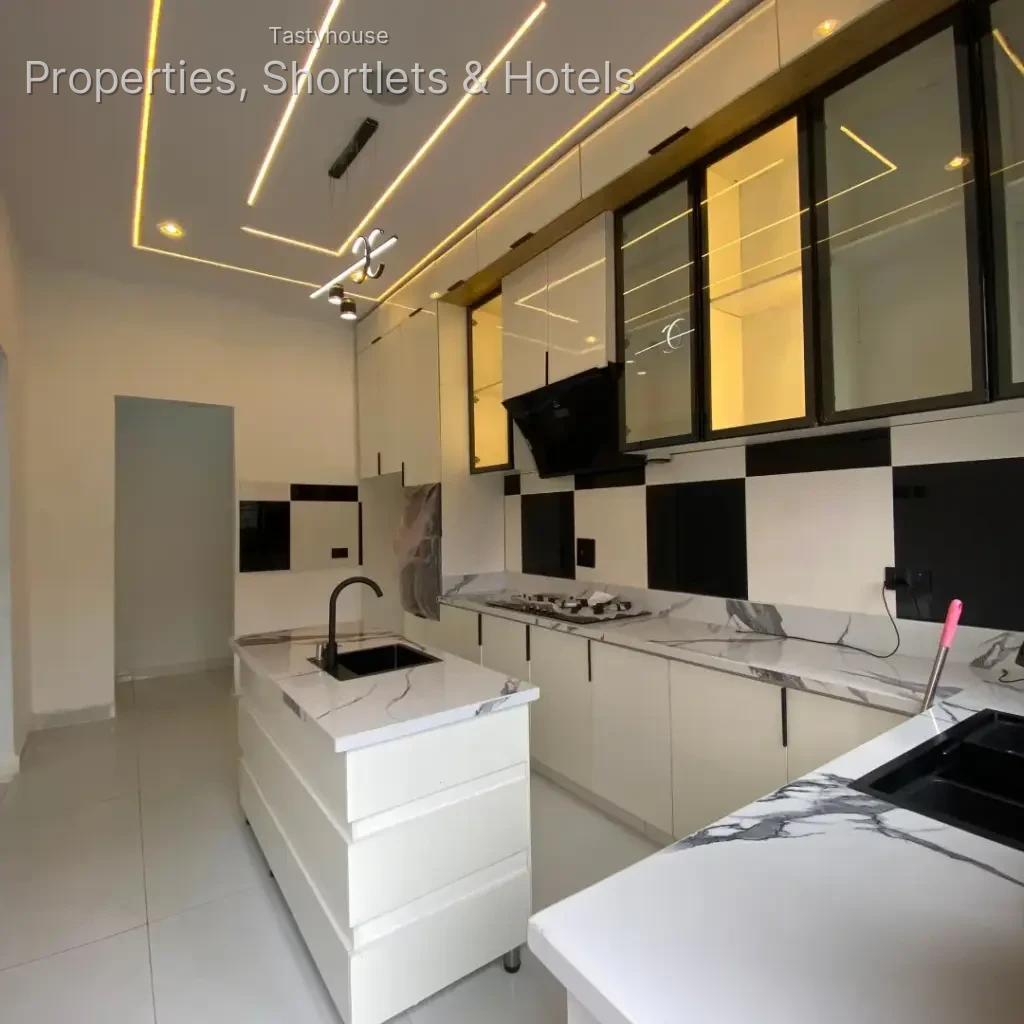 4 BEDROOM FULLY DETACHED DUPLEX