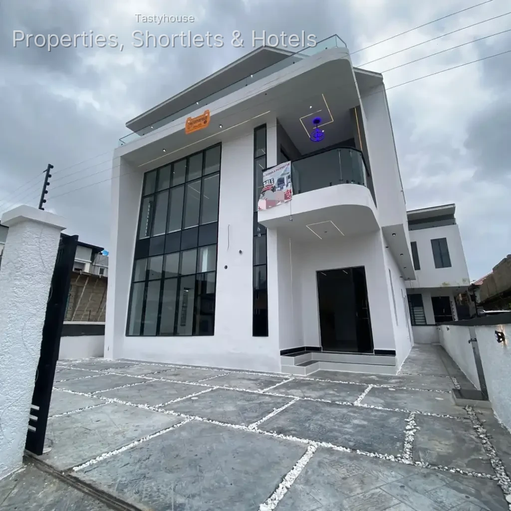 4 BEDROOM FULLY DETACHED DUPLEX