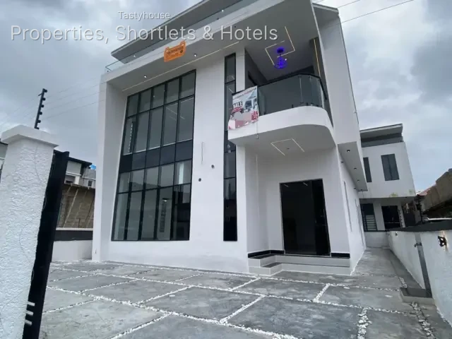4 BEDROOM FULLY DETACHED DUPLEX