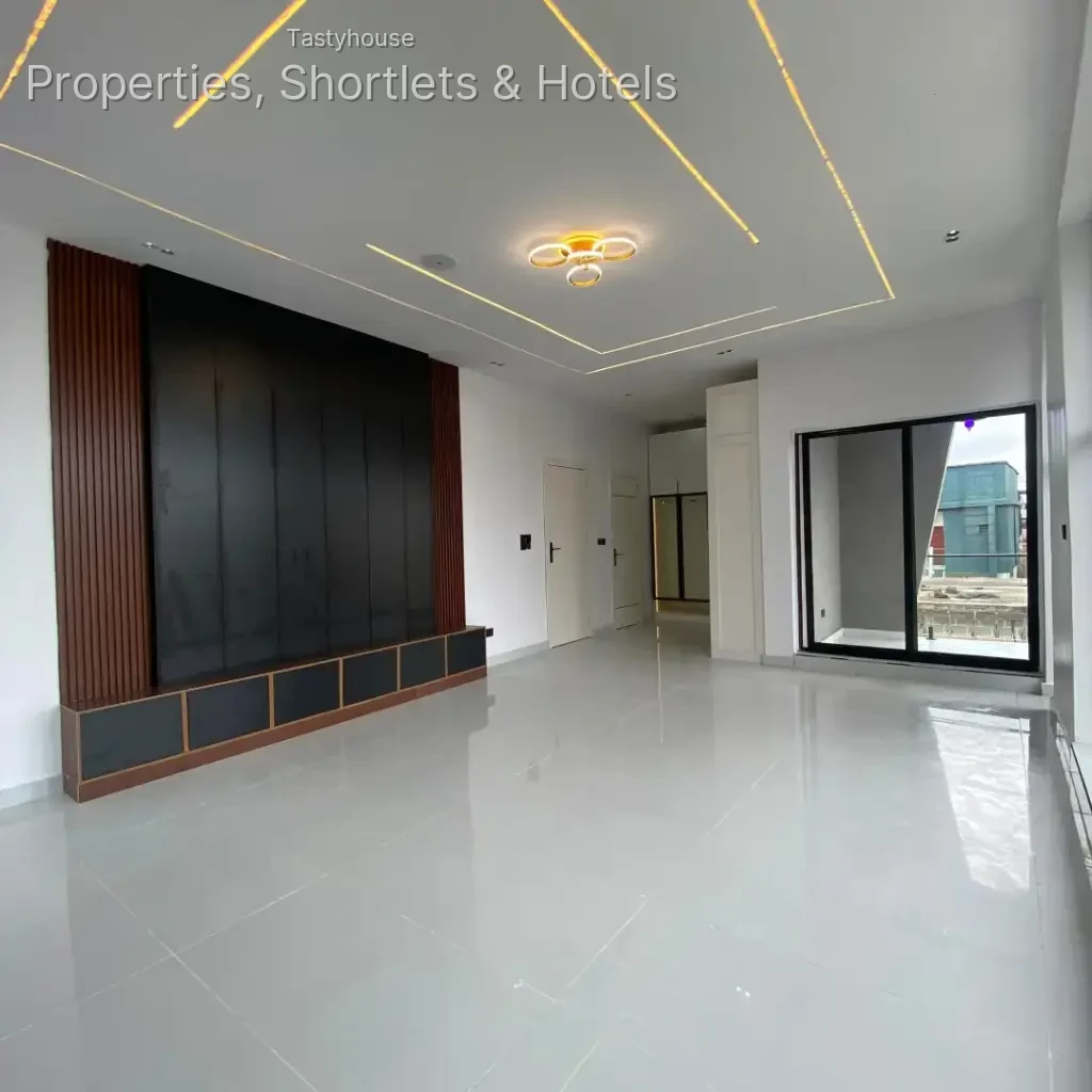 4 BEDROOM FULLY DETACHED DUPLEX