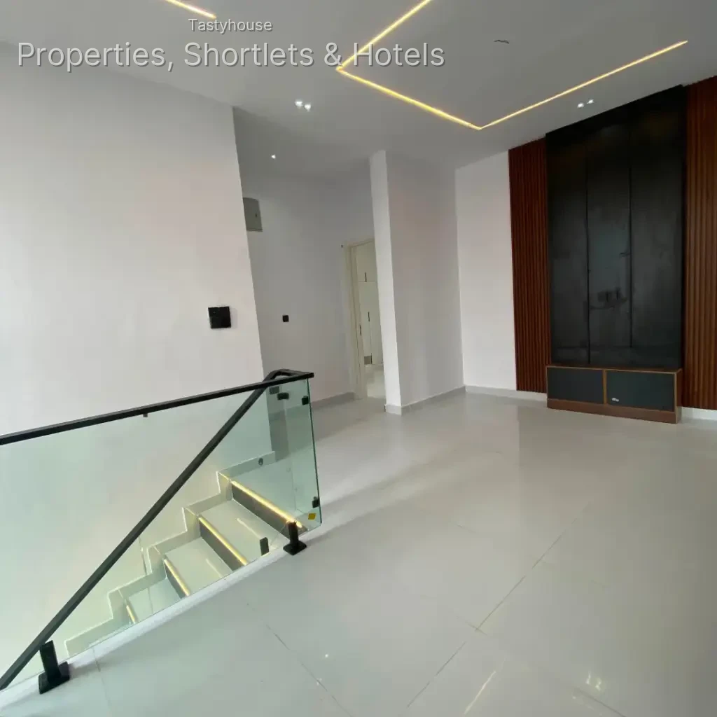 4 BEDROOM FULLY DETACHED DUPLEX