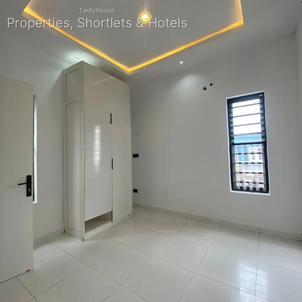 4 BEDROOM FULLY DETACHED DUPLEX